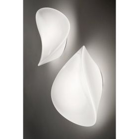 BALANCE Wandleuchte aus geschwungenem Opalglas Die Wandleuchte verstrmt blendfeies Licht.