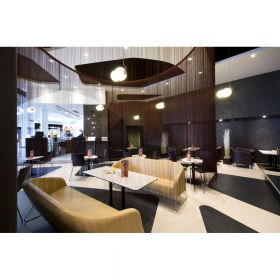 BAUBAU Besondere Hngeleuchte aus zwei Kugeln Beleuchtungsbeispiel:Caf im Einkaufszentrum City Olomouc