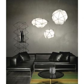 SEMAI High-quality opal glass pendant light 3er Kaskade in der Sitzecke.