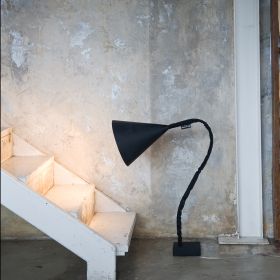FLOWER LAVAGNA Design Bodenstehleuchte aus Italien Flexible Lichtlenkung.