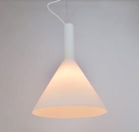 NINKA Pendelleuchte mit trichterfrmigen Lampenglas Das matt-weie Glas gibt gedmpftes Raumlicht ab.