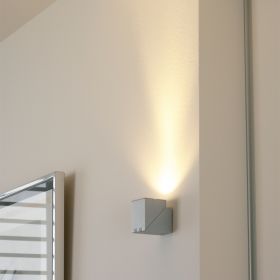 NANDO Beweglicher Wandspot aus spanischer Manufaktur Als indirektes Uplight an der Wand.