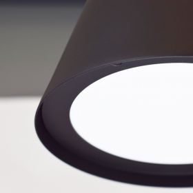 GORDON Italienische Pendelleuchte mit konischem Schirm Weier Diffusor verblendet das Leuchtmittel.