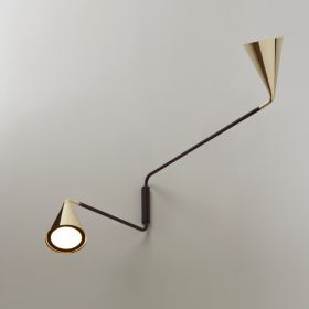 GORDON 2-light Italian wall light with movable shades Verstellbare Wandleuchte mit zwei Strahlern in Gold.