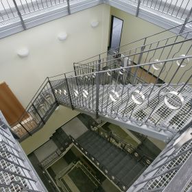 TONI Halbrunde Wandleuchte Opalglas geschlossen Geschlossene Wandleuchte im Treppenaufgang.