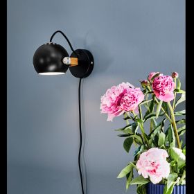 SERIO Kleine Wandleuchte Kugelkopf Kleine Lichtquelle zur dekorativen wie funktionalen Beleuchtung.