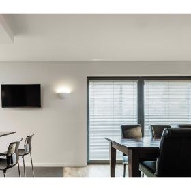EVI wall light half shell Indirekte Beleuchtung mit der Halbschalen Wandleuchte.