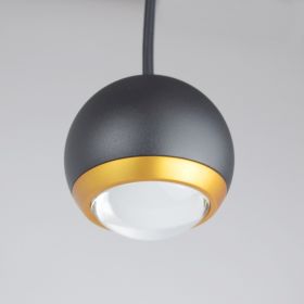 BERRIER JUNIOR HALOSPHERE Pendelleuchte Dimm-to-warm Schwarz/goldene Variante des Lampenpendels.