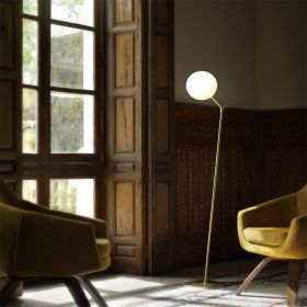 ATOM Minimalistische Design Stehleuchte mit Glaskugel Minimalistische Design Stehleuchte fr schlichte Eleganz im Wohnzimmer