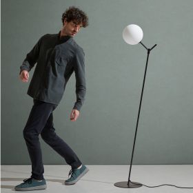 ATOM Minimalistische Design Stehleuchte mit Glaskugel Schrges Design aus spanischer Manufaktur.