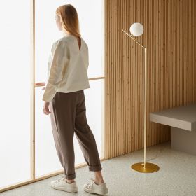 DAVOS Moderne Design Stehleuchte mit Glaskugel Puristisches Design trifft auf atmosphrisches Licht.