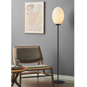 SWING floor lamp with glass shade Wohnzimmer-Stehleuchte in Schwarz mit weiem Glas.