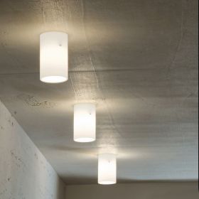 TUBO Zylindische Deckenleuchte aus Opalglas Kleine, zylindrische Deckenleuchte.