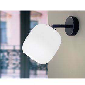 MUREA Verstellbare Wandleuchte aus Opalglas Verstellbarer Lichtkegel der Wandleuchte.