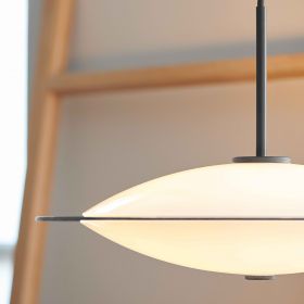 ORBIT Extraordinary pendant light Halerung in matt Schwarz.