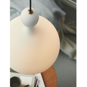 LYRIC Opalglas Pendelleuchte organisch Abschluss am Glas in Messing.