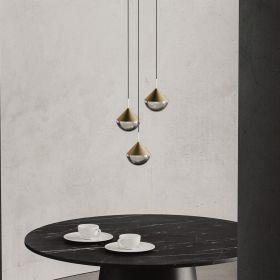 NOEL Dimmbare Design Pendelleuchte Als 3er Ensemble über dem Tisch.