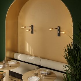 ARCO Wandleuchte mit Messing Details Elegante-minimalische Wandleuchte mit zwei Armen.