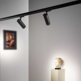 EOS track spotlight with adjustable beam angle Schienen-Strahler mit verstellbaren Abstrahlwinkel.