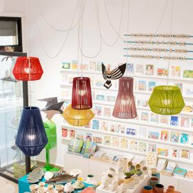 KIT POP pendant light with colorful shade Kunterbunte Zusammenstellung der farbigen Schirme.