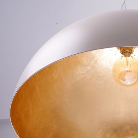 AMEDEO Halbkugel Pendelleuchte mit 50 cm Durchmesser Innenseite Blattgold dekoriert.