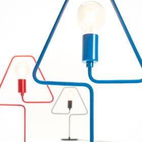 A SHADE Design table lamp Rohr aus Textil in Rot, Blau und Schwarz.