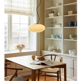 MAGLIA Pendelleuchte mit ovalem Glas Angenehme Esstisch Lampe mit weißem Glas.