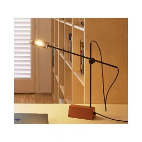 H2 Design Tischleuchte aus Spanien Farbvariante mit Orangen Fu und Schirm.