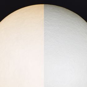 LUNA Mond-Leuchte aus weiem Kunstharz Der Schirm beleuchtet und unbeleuchtet.