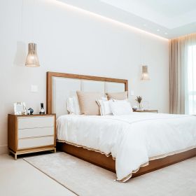 KORA S pendant light with colored shade Abgependelte Lampen im Schlafzimmer.
