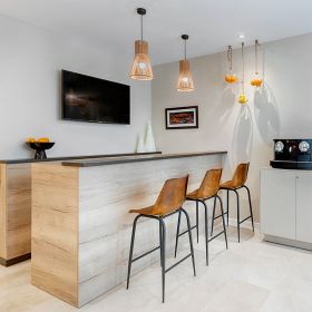 KORA S pendant light with colored shade Wohnliche Lampen fr der Kchentheke.