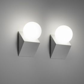 THE PROJECT Minimalistische Wandleuchte mit Opalkugel