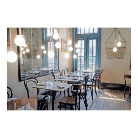 MIORI Small spherical glass pendant light Caf Beleuchtung mit der Kugellampe.