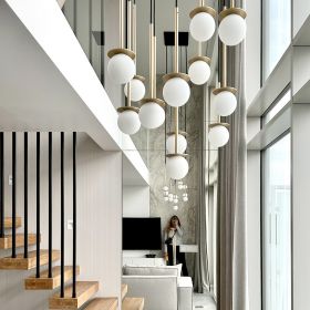 MIORI 7-flammige Kugelglas-Pendellampe Beleuchtung einer Galerie.