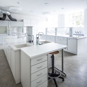 MAX LED Hngeleuchte aus Acrylglas Deckenlampe Variante. Licht im Labor.