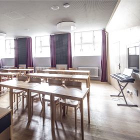 MAX LED ceiling light made of acrylic glass Deckenlampe im Musikraum, Schule.