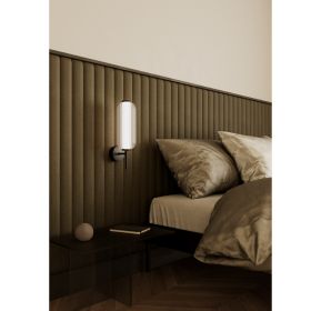 ELMA wall light with fluted glass Besondere Wandleuchte mit lnglichem Glas.