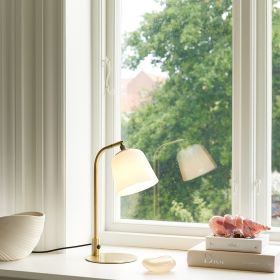 TRELLEBURG desk lamp in brass Formschne Stehlampe fr das Fensterbrett.