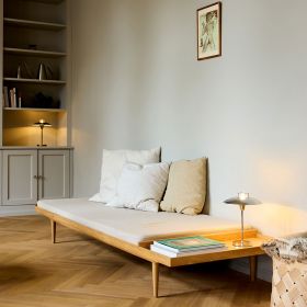 MUUV rechargeable table lamp Besonders stilvoll wirkt die Leuche in Chrom.