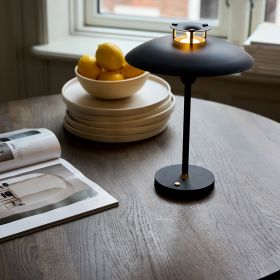 MUUV rechargeable table lamp Schwarze Tischleuchte zum Lesen und Relaxen.