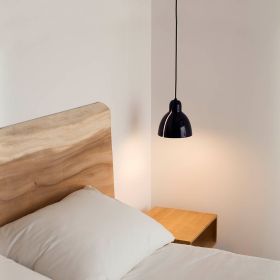 VENICE Pendellampe mit Keramik-Schirm Schwarze Pendellampe am Bett.