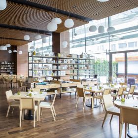 MAIOLE pendant light with opal glass - special offer Stilvolle Bestckung eines Restaurants mit der Leuchten Serie.