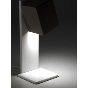 CUBIS Tischlampe mit schwenkbarer LED Lichtquelle