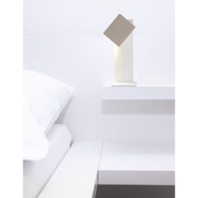 CUBIS Tischlampe mit schwenkbarer LED Lichtquelle Energiesparende Nachtischlampe mit sand-farbenem Schirm.