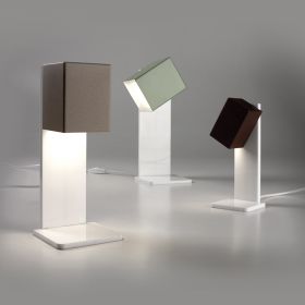 CUBIS Tischlampe mit schwenkbarer LED Lichtquelle