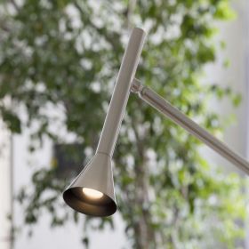 DIESIS Bodenstehleuchte mit beweglichem Licht Detail der Leuchte in Nickel