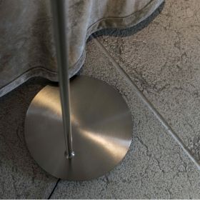DIESIS Bodenstehleuchte mit beweglichem Licht Stabiler Fu der Leuchte.