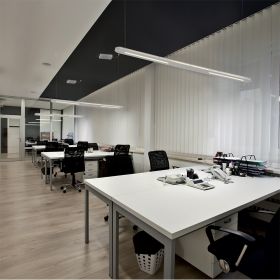 TRATTO lngliche LED Hngeleuchte Mit 4500 Lumen auch als Arbeitslampe in Brorumen geeignet.