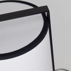 MOLACO Simple table lamp with fabric shade in white or beige with black mesh Detail des Lampenschirms. Oben geschlossen.
