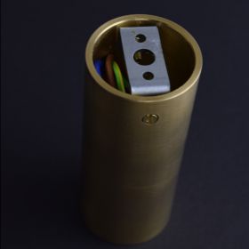 TUBE Deckenspot oder Wandstrahler aus Messing Einfach Montage durch versteckten Steg in der Halterung.